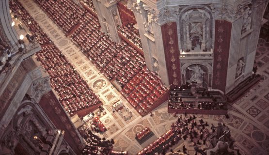 Bíborosok gyűlése Rómában, a Szent Péter-bazilikában