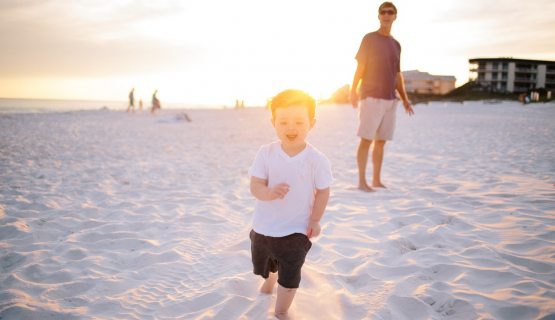Kisfiú fut a tengerparton