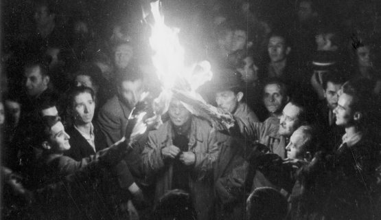 Fáklyás tüntetés 1956. október 23-án a Parlament előtt. FORTEPAN/ FRANZ FINK