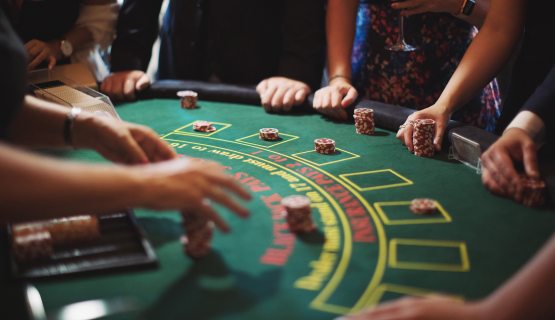 szerencsejátékot játszó emberek