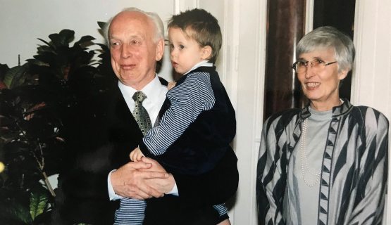 A Mádl házaspár Miklós unokájukkal