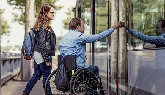 fogyatékkal élők segítése