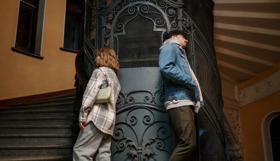 Konfliktusban álló pár egymásnak háttal áll egy lépcsőházban