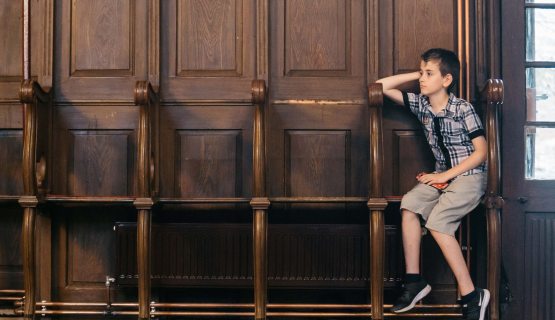 Bűntudatban dagonyázó gyerek egy templomban