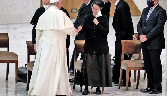 Raffaella Petrini kezet fog Ferenc pápával