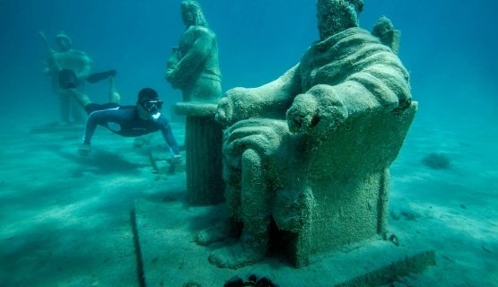 szobrok a víz alatti Via Crucis múzeumban