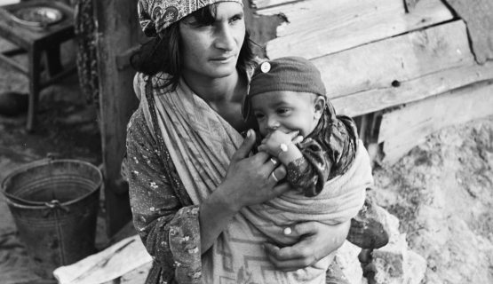 roma nő gyermekével