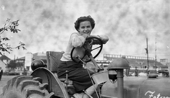 nő traktoron