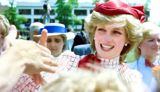 Diana hercegné piros kalapban