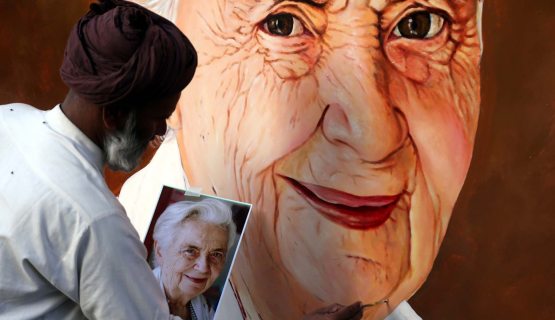 Egy pakisztáni művész Ruth Pfau arcképét festi a temetési szertartás alkalmából 
