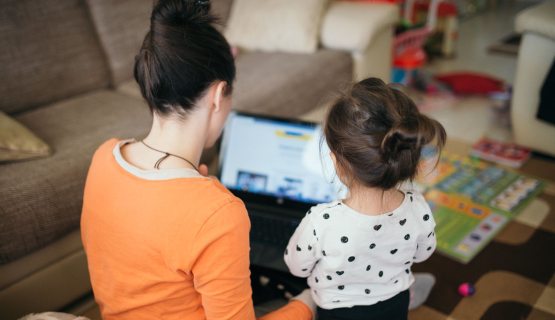 egy nő és egy kislány laptopot néznek
