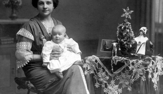anya gyermekével és kis karácsonyfával