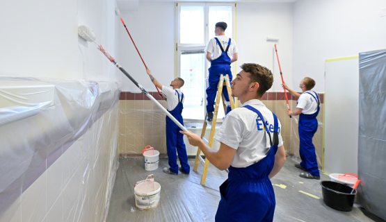 diákok festik ki a Debreceni Hospice Ház egy szobájának falait
