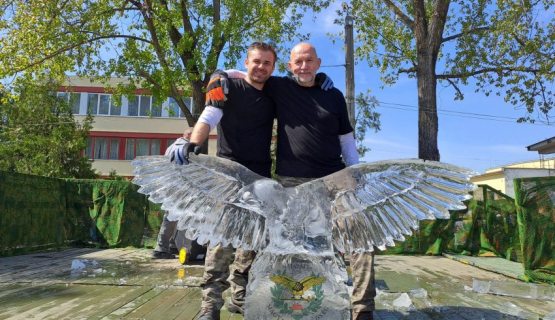 István Gáborecz with an eagle carved from ice
