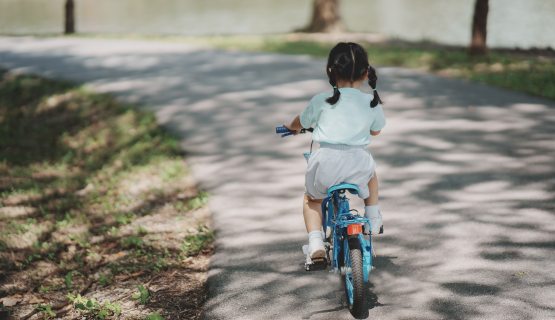 bicikliző kislány