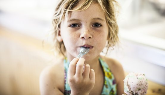 kislány fagyit eszik