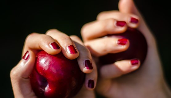 almát tartó kéz