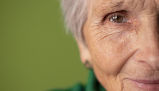 idős nő arca közelről