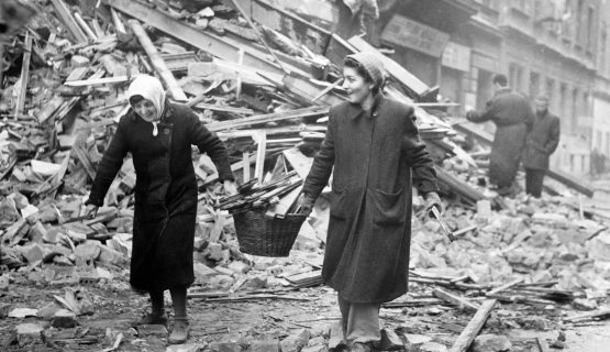 két asszony kosarat visz az 1956-os forradalom után