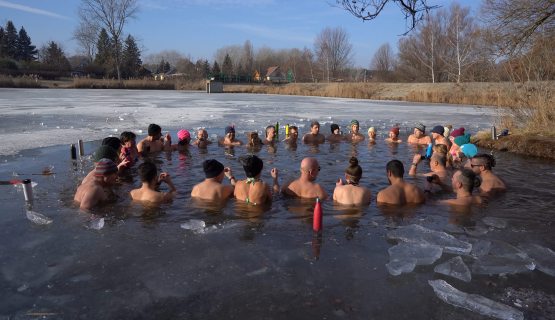 A Hidegvíz Törzs Egyesület tagjai jeges fürdőzés közben