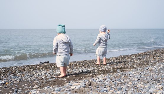 két kisfiú tengerparton