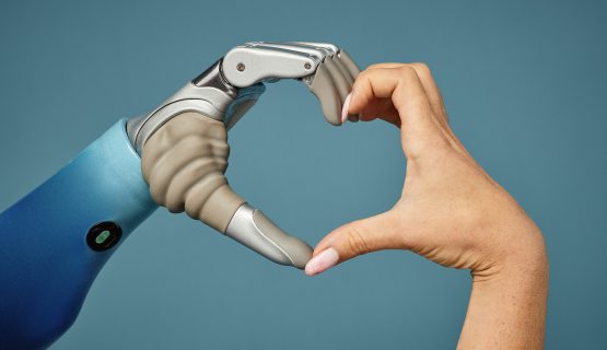 robot és ember keze szívet formál