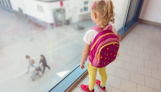 kislány iskolában várakozik