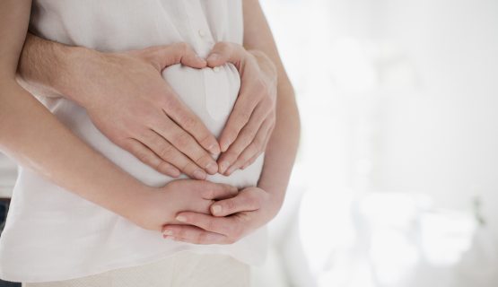 abortusz témájú cikkhez babaváró párról fotó