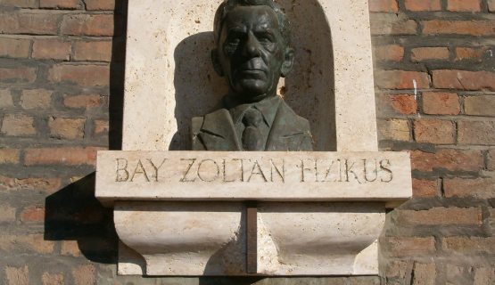 Bay Zoltán fizikus szobra