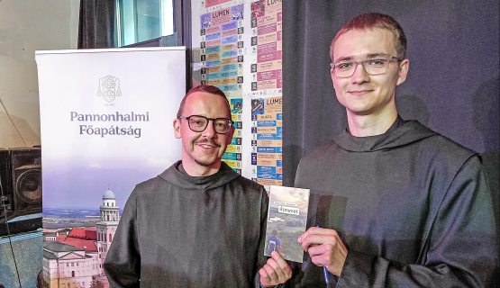 Gérecz Imre és Tóth Brúnó szerzetes könyvükkel