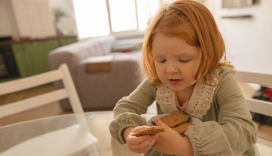cukorbetegség okai témájú cikkhez kekszet evő kislányról illusztráció