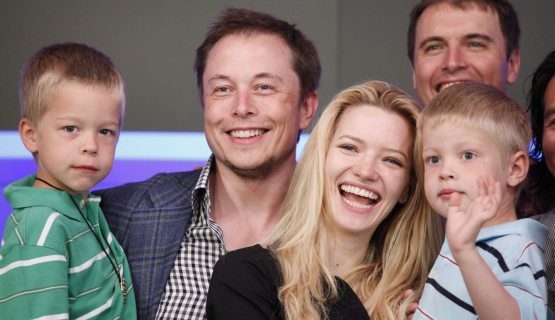 Elon Musk két gyereke és második felesége, Talulah Riley