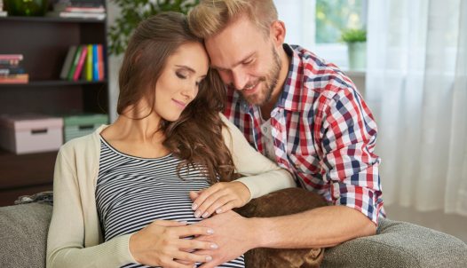 babaváró támogatás után babát váró pár (illusztráció)