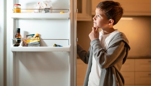 kisfiú hűtőszekrény előtt