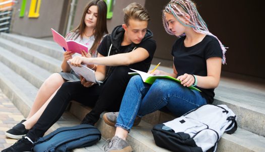 diákok tiltott tárgyak nélkül iskola udvarán