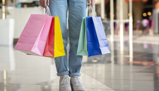 nő szatyrokkal vásárlás kuponok beváltása után