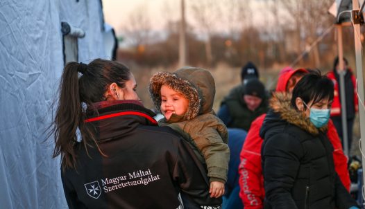 menekültek a Magyar Máltai Szeretetszolgálat munkatársaival
