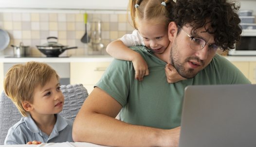 munkaalkoholizmus miatt gyerekei mellett is laptopját néző férfi