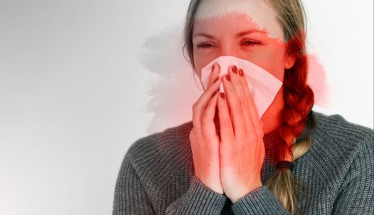 allergia miatt tüsszentő nő