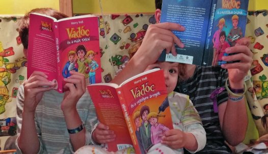 Vadóc könyv gyerekek kezében