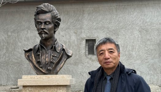 Petőfi Sándor szobra és kínai fordítója