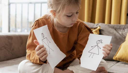 gyermeknőgyógyász vizsgálata előtt rajzoló kislány