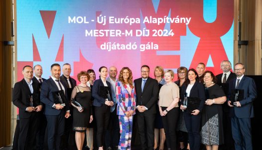 Mester-M Díj 2024 díjazottjainak csoportképe, a díjátadókkal