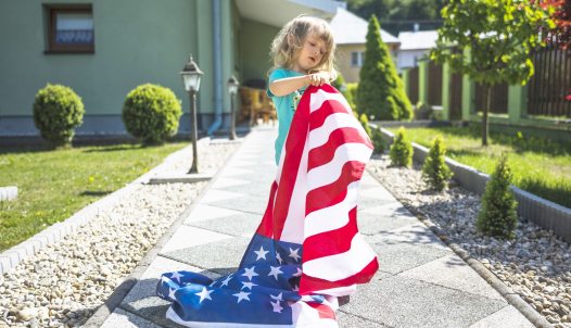 kislány amerikai zászlóval