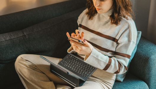 influenza megelőzése miatt a MASZK kérdőívet kitöltő nő (illusztráció)