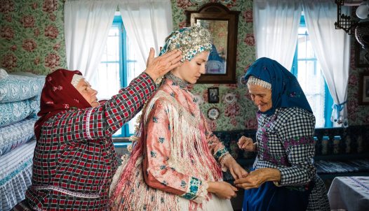 menyasszonyt öltöztetnek