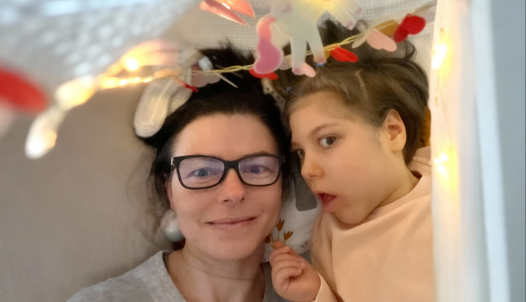 fogyatékossággal élő gyerek és édesanyja