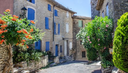 Saignon és Ménerbes házfalait élő díszlet borítja  