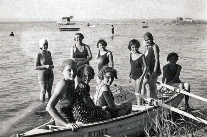 Jane Haining csónakázó gyerekekkel - Kép: Wikipédia