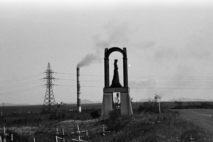 A litván áldozatok 1994-es emlékműve. Egy szimbolikus kápolna, amelynek közepén egy női alak látható.